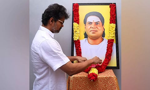 பசும்பொன் முத்துராமலிங்கத் தேவரின் உருவ படத்திற்கு விஜய் மரியாதை