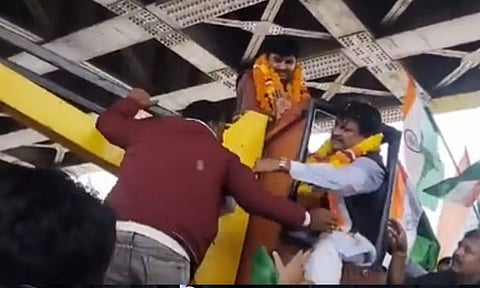 VIDEO: சிலைக்கு மாலை போடும்போது கோளாறு செய்த கிரேன்.. ஆத்திரத்தில் ஆபரேட்டரை அடித்த பாஜக எம்.பி