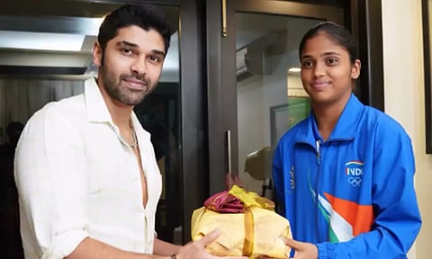 கண்ணகி நகர் கார்த்திகாவை நேரில் சந்தித்து வாழ்த்திய நடிகர் துருவ் விக்ரம்