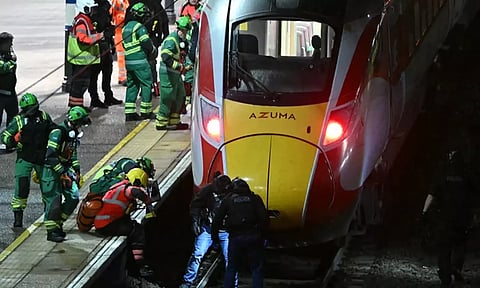 ஓடும் ரெயிலில் பயணிகள் மீது கத்திக்குத்து தாக்குதல்: 10 பேர் படுகாயம்- இருவர் கைது