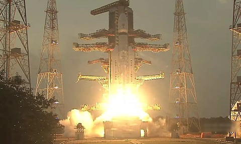 4,410 கிலோ எடை கொண்ட சி.எம்.எஸ் செயற்கைக்கோளுடன் விண்ணில் பாய்ந்தது எல்.வி.எம்.-3 ராக்கெட்