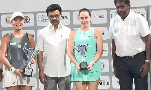 சென்னை ஓபன் டென்னிஸ்: வீராங்கனைகளுக்கு வெற்றிக் கோப்பைகளை வழங்கினார் முதல்வர் மு.க. ஸ்டாலின்
