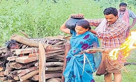 ஆந்திராவில் நெகிழ்ச்சி சம்பவம்- மாமியார் உடலுக்கு இறுதி சடங்கு செய்த மருமகள்