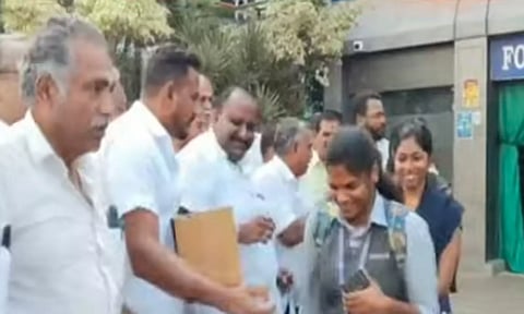 கோவை பாலியல் வன்கொடுமை- பெண்களுக்கு பெப்பர் ஸ்பிரே அளித்த அ.தி.மு.க.வினர்