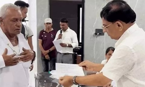 வங்கியில் இருந்து மீட்கப்பட்ட நிலப்பத்திரங்களை விவசாயிகளிடம் வழங்கிய காட்சி.