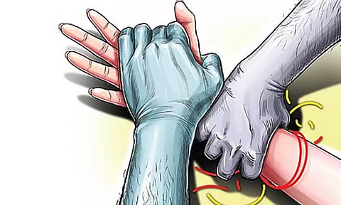 காது கேளாத, வாய் பேச முடியாத குழந்தைகளுக்கு 13 ஆண்டுகள் பாலியல் துன்புறுத்தல் கொடுத்த ஆசிரியர்