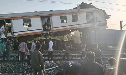 சத்தீஸ்கரில் சரக்கு ரெயில்மீது பயணிகள் ரெயில் மோதல்: 6 பேர் பலி