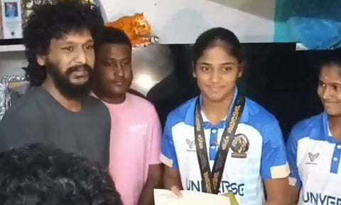 கபடி வீராங்கனை கார்த்திகாவை நேரில் சந்தித்து பாராட்டிய இயக்குநர் லோகேஷ் கனகராஜ்!