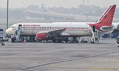 டெல்லி விமான நிலையத்தில் தொழில்நுட்ப கோளாறு: 100 விமான சேவைகள் கடும் பாதிப்பு