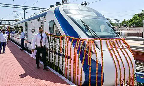பிரதமர் மோடி தொடங்கி வைத்த வந்தே பாரத் ரெயிலுக்கு கோவையில் உற்சாக வரவேற்பு