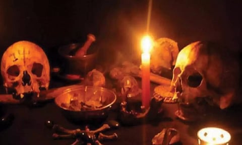 வலுக்கட்டாயமாக மது கொடுத்து, சூடு வைத்து பெண்ணுக்கு மாந்திரீக பூஜை- கணவர் உள்பட 3 பேர் கைது