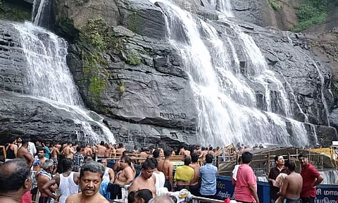 குற்றால அருவிகளில் குவிந்த சுற்றுலா பயணிகள்- குடும்பத்துடன் குளித்து மகிழ்ந்தனர்