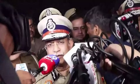 மெதுவாக சென்ற கார்.. உள்ளே பல நபர்கள் - டெல்லி கார் வெடிப்பு சம்பவம் குறித்து காவல் ஆணையர் விளக்கம்