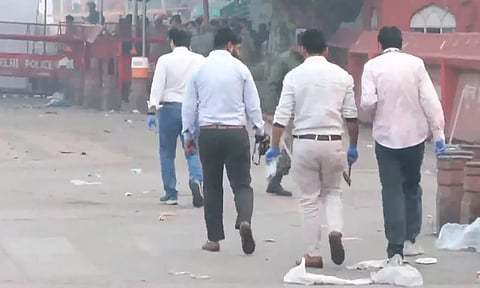 டெல்லி கார் வெடிப்பு - சம்பவ இடத்தில் தடயவியல் அதிகாரிகள் ஆய்வு