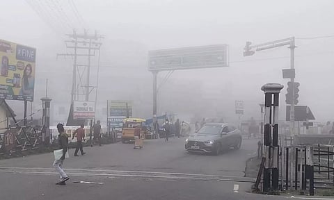 ஊட்டி, குன்னூரில் சாரல் மழையால் கடுங்குளிர் - பகலிலும் ஒளிரும் விளக்குகளுடன் செல்லும் வாகனங்கள்