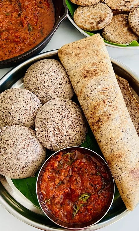 சுவையும் ஆரோக்கியமும் நிறைந்த ராகி இட்லி, தோசை செய்யலாம் வாங்க..!