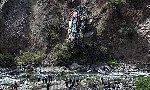 பெரு நாட்டில் சோகம்: பள்ளத்தாக்கில் பேருந்து கவிழ்ந்த விபத்தில் 37 பேர் பலி