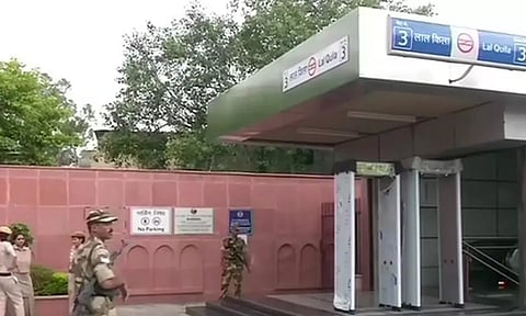 டெல்லி கார் வெடிப்பு - பாதுகாப்பு காரணங்களுக்காக செங்கோட்டை மெட்ரோ ரெயில் நிலையம் மூடல்