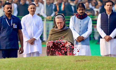 ஜவஹர்லால் நேரு பிறந்தநாள்: நினைவிடத்தில் சோனியா காந்தி மலர்தூவி மரியாதை