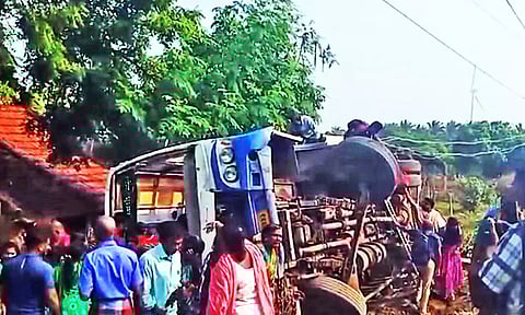 பஸ் கவிழ்ந்து கிடப்பதை காணலாம்.