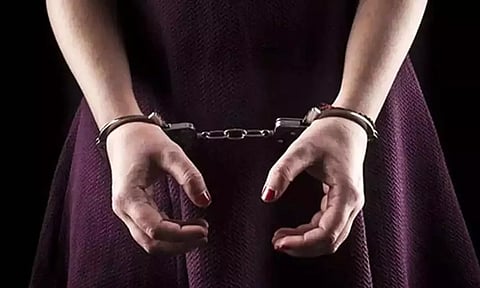 கள்ளக்காதலுக்கு இடையூறாக இருந்த சிறுவன் மீது கொடூர தாக்குதல்: தாய்-கள்ளக்காதலன் கைது