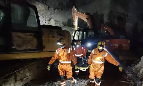 உ.பி.யில் கல்குவாரி இடிந்து விபத்து.. ஒருவர் பலி - இடிபாடுகளுக்குள் 8 தொழிலாளர்கள் சிக்கித் தவிப்பு