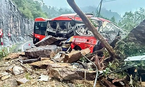 வியட்நாம்: நிலச்சரிவால் பேருந்து மேல் உருண்டு விழுந்த பாறைகள் - 6 பேர் பலி - பலர் படுகாயம்