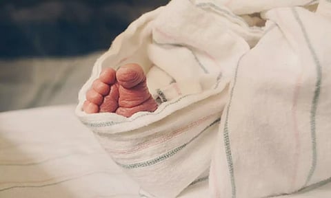 பிரசவ வலியால் துடித்த பெண், நடந்தபோது குழந்தை பிறந்து தரையில் விழுந்து பலி