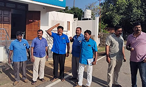 பிரதமருக்கு கருப்பு கொடி காட்ட முயற்சி- அவினாசியில் ஆதித்தமிழர் பேரவையினர் கைது