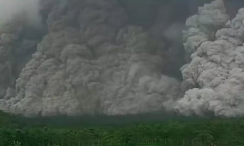 இந்தோனேசியா: எரிமலை வெடித்தபோது சிக்கிய 170 சுற்றுலா பயணிகள் மீட்பு