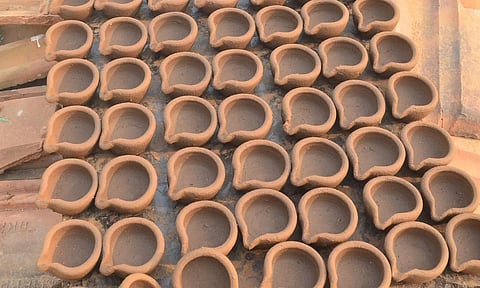 நெருங்கும் திருக்கார்த்திகை தீப திருவிழா: கோவையில் அகல் விளக்குகள் தயாரிக்கும் பணிகள் தீவிரம்