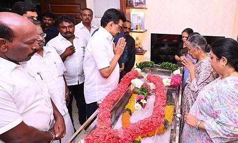 மறைந்த கவிஞர் ஈரோடு தமிழன்பன் உடலுக்கு முதலமைச்சர் நேரில் அஞ்சலி