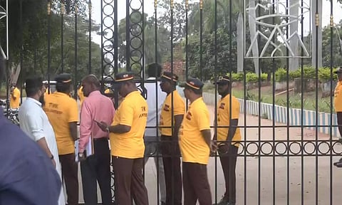 விஜய் மக்கள் சந்திப்பு: கை குழந்தையுடன் வந்த பெண்ணை திருப்பி அனுப்பிய புஸ்சி ஆனந்த்