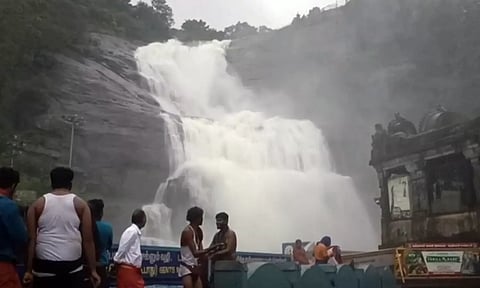 குற்றால அருவிகளில் காட்டாற்று வெள்ளம்: சுற்றுலாப் பயணிகள் குளிக்க 4-வது நாளாக தடை
