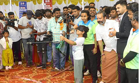 கண்களை கட்டிக்கொண்டு 64 அம்புகளை எய்து 7 வயது சிறுவன் சித்தார்த் இரட்டை சாதனை