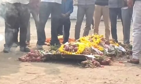 வெங்காயத்திற்கு 'இறுதி சடங்கு' செய்த விவசாயிகள் - ஏன் தெரியுமா?