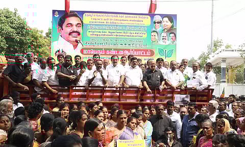 சுகாதார சீர்கேடு-வாக்காளர் பட்டியல் திருத்தம் முறைகேட்டை கண்டித்து திருப்பூரில் அ.தி.மு.க.வினர் ஆர்ப்பாட்டம்