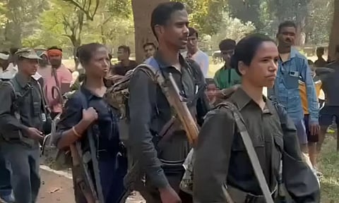 சத்தீஸ்கரில் 19 பெண் போராளிகள் உட்பட 28 நக்சலைட்டுகள் ஆயுதங்களை ஒப்படைத்து சரண்