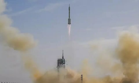 விண்வெளி நிலையத்தில் சிக்கியவர்களை பூமிக்கு கொண்டு வர விண்கலத்தை அனுப்பிய சீனா