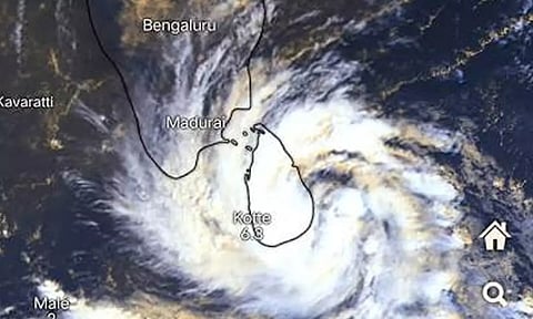 சென்னைக்கு 700 கி.மீ., தொலைவில் மையம் கொண்டுள்ள "டிட்வா" புயல்- 8 மாவட்டங்களுக்கு "ரெட் அலர்ட்"