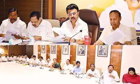 மாநில உரிமைகளை மதிக்காமல் தமிழகத்தை வஞ்சிக்கும் மத்திய அரசுக்கு கண்டனம் - தி.மு.க. எம்.பி.க்கள் கூட்டத்தில் தீர்மானம்