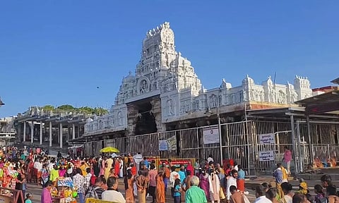 விடுமுறை நாள், சுப முகூர்த்த தினம் - திருச்செந்தூர் கோவிலில் குவிந்த பக்தர்கள்