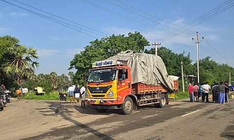 தென்காசி அருகே பைக் - லாரி மோதி விபத்து: 3 பேர் பலி