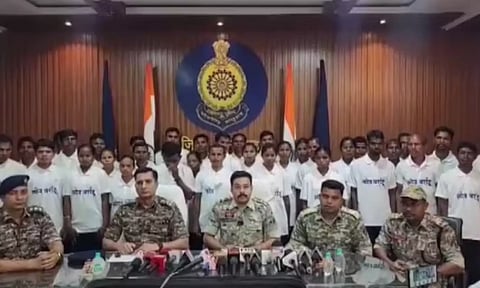 சத்தீஸ்கரில் 12 பெண்கள் உட்பட 37 மாவோயிஸ்டுகள் சரண்