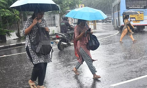 சென்னையில் காற்றுடன் கூடிய மழை... மெரினா கடற்கரைக்கு செல்ல தடை விதிப்பு