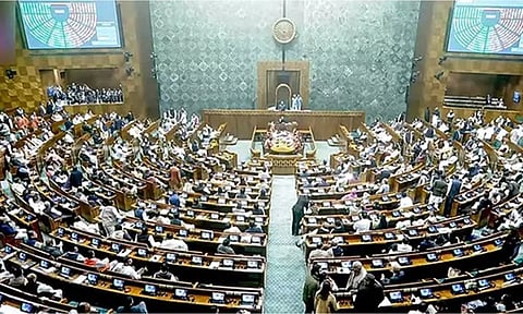 பரபரப்பான அரசியல் சூழலில் பாராளுமன்ற குளிா்கால கூட்டத்தொடா் தொடங்கியது