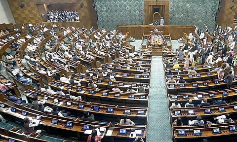 எதிர்க்கட்சிகள் அமளி... மக்களவை நண்பகல் 12 மணி வரை ஒத்திவைப்பு