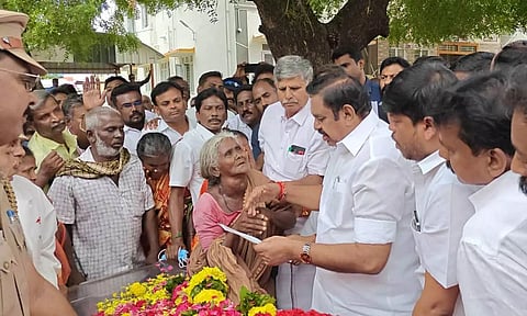 அ.தி.மு.க. பொதுக்கூட்டத்தில் மயங்கி விழுந்து ஒருவர் மரணம்- ரூ.10 லட்சம் இழப்பீடு வழங்கிய இ.பி.எஸ்.