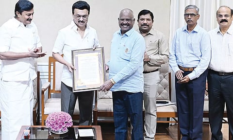 'தினத்தந்தி' நிர்வாக ஆசிரியர் டி.இ.ஆர்.சுகுமாருக்கு 'கலைஞர் எழுதுகோல்' விருது - மு.க.ஸ்டாலின் வழங்கினார்