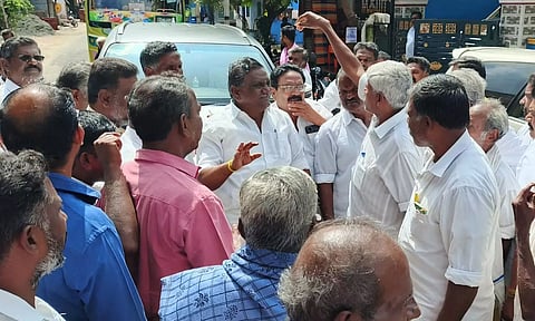 சாலை வசதி கேட்டு தி.மு.க. எம்.எல்.ஏ.வை முற்றுகையிட்டு கிராம மக்கள் வாக்குவாதம்